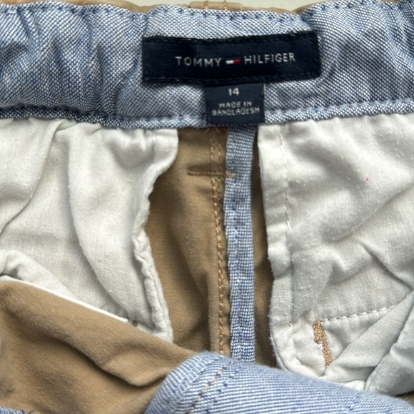 Tommy Hilfiger adaptive khaki shorts with adjustable waistband, Velcro closure - Picture 3 of 4